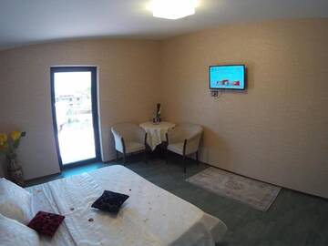 Фото номера Двухместный номер с 1 кроватью и патио Отель Princess Ballroom г. Roşiori de Vede 7